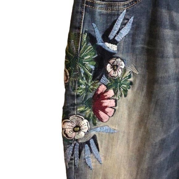 INC Embroidered Distressed Crystal Button Jeans Size 8P Medium Wash NWOT - Picture 2 of 7